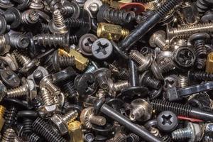 close-up de uma pilha de parafusos de metal foto