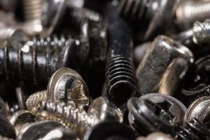 close-up de uma pilha de parafusos de metal foto