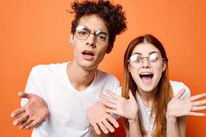 fofa homens e mulheres branco camiseta emoção moda laranja fundo foto