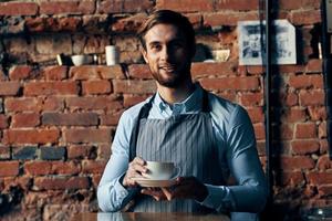 masculino garçom vestindo avental café copo serviço estilo de vida foto