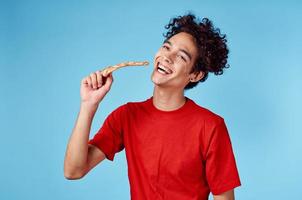 feliz cara com fatia do pizza em azul fundo encaracolado cabelo emoções cortada Visão foto