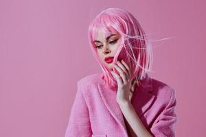 beleza moda mulher dentro uma Rosa blazer Rosa peruca cortada Visão Rosa fundo inalterado foto