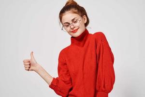 lindo mulher dentro uma vermelho suéter estilo de vida luz fundo foto