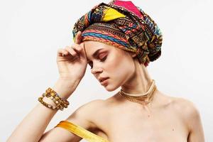 alegre mulher com multicolorido turbante em dela cabeça decoração posando foto