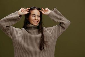 bonita mulher dentro inverno suéter moda cosméticos roupas verde fundo foto