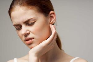 doente mulher orelha dor otite meios de comunicação saúde problemas infecção estúdio tratamento foto