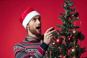 emocional homem dentro Novo anos roupas decoração Natal estúdio posando foto