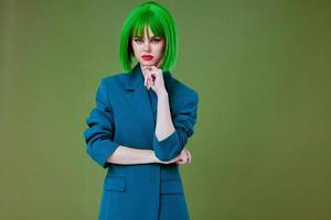 beleza moda mulher Diversão gesto mãos verde cabelo moda cor fundo inalterado foto