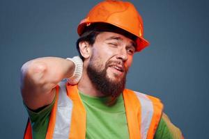trabalhador homem construção uniforme emoções engenheiro profissional azul fundo foto