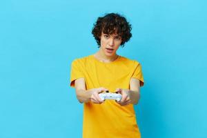 jogador amarelo camiseta com controle de video game vídeo jogos estilo de vida entretenimento foto