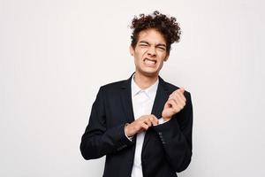 homem com encaracolado cabelo dentro uma terno auto confiança finança foto