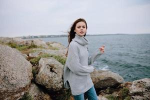 retrato do uma mulher de praia turismo nublado clima pedra costa estilo de vida foto