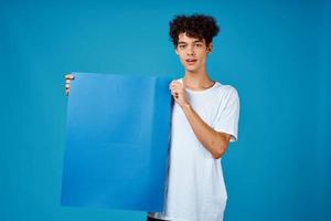 cara dentro branco camiseta azul poster publicidade bandeira cópia de espaço foto