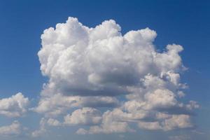 Visão em cumulus nuvens dentro uma azul céu foto