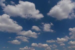 nuvens cumulus em um céu azul foto