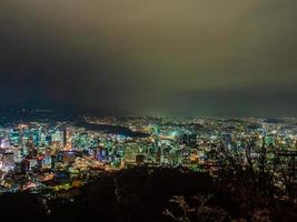 bela arquitetura construída ao redor da cidade de seul à noite foto