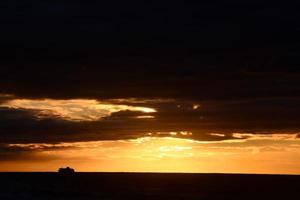 céu colorido ao pôr do sol foto