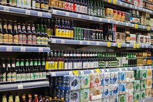 vários tipos do Cerveja dentro garrafas e latas dentro a supermercado para oferta, Moscou, 28 outubro 2021 foto