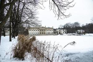 histórico Palácio em a água dentro parque dentro Varsóvia, Polônia durante Nevado inverno foto