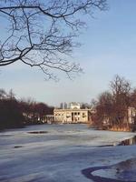 panorama com uma Palácio em a água dentro Varsóvia, Polônia cedo Primavera em uma ensolarado dia com Derretendo neve foto