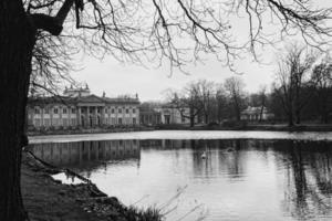 água Palácio dentro a realeza parque dentro Polônia em a lagoa em a outono dia foto