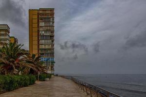 beira-mar panorama com pôr do sol alicante Espanha com nuvens dentro a céu el Campello foto