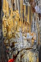 interessante original caverna dentro a turco montanhas com estalactites e estalagmites criando a fundo foto