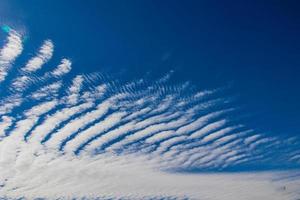 azul céu fundo com branco nuvem em uma ensolarado dia foto