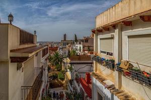 eu histórico velho colorida casas bairro santa cruz alicante Espanha em uma ensolarado dia foto