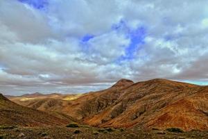 esvaziar misterioso montanhoso panorama a partir de a Centro do a canário ilha espanhol fuerteventura com uma nublado céu foto