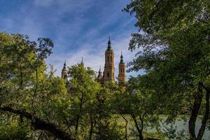 Primavera urbano panorama com pilar catedral dentro zaragoza, Espanha e a Ebro rio foto