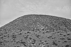 esvaziar misterioso montanhoso panorama a partir de a Centro do a canário ilha espanhol fuerteventura com uma nublado céu foto