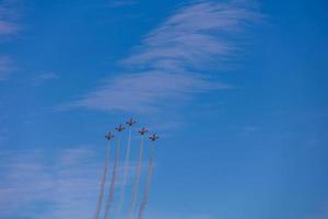 voar do cinco Cessna aviões sobre alicante fumaça espanhol bandeira contra a azul céu foto