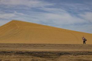 verão deserto panorama em uma caloroso ensolarado dia a partir de maspalomas dunas em a espanhol ilha do vovó canaria foto