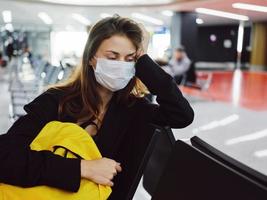 mulher vestindo médico mascarar cansado facial expressão esperando para passageiros foto