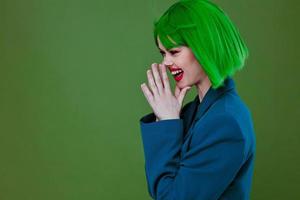 retrato do uma encantador senhora glamour verde peruca vermelho lábios azul Jaqueta verde fundo inalterado foto