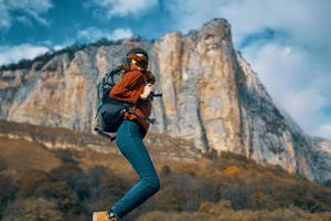 alegre mulher caminhante natureza panorama rochoso montanhas viagem foto