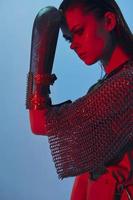 foto bonita mulher vermelho luz prata armaduras cadeia enviar moda estilo de vida inalterado