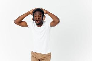 homem com fones de ouvido ouvindo para música sem fio tecnologia entretenimento luz fundo foto