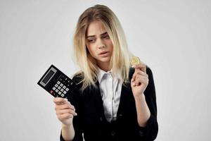 mulher financista calculadora criptomoeda bitcoin Internet tecnologia foto