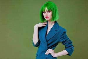bonita jovem fêmea Diversão gesto mãos verde cabelo moda cor fundo inalterado foto