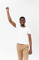 africano americano dentro branco camiseta aguarde mão acima cabeça cortada Visão foto