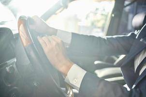 empresários dentro uma terno dentro uma carro uma viagem para trabalhos sucesso foto