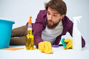 barbudo homem detergente limpeza trabalhos profissional dever de casa foto