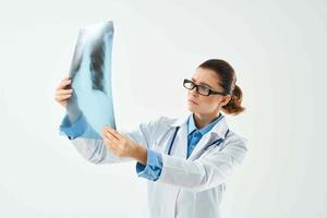 fêmea médico dentro branco casaco raio X pesquisa foto