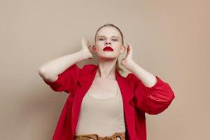 glamouroso mulher cosméticos vermelho lábios moda estilo de vida posando foto