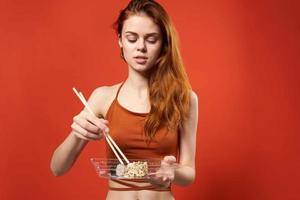 mulher dentro vermelho t camisa pauzinhos Sushi ásia Comida foto