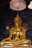 Bangkok, tailândia, 2023. frente Visão do dourado Buda estátua dentro wat suthat então wararam. lindo estilo budista estátua. foto