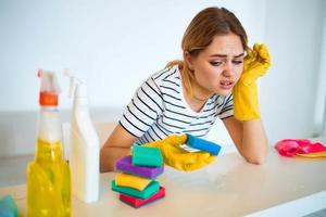 limpeza senhora dentro borracha luvas esponja detergente interior trabalhos às casa foto