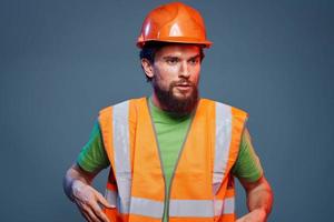 uma homem dentro uma trabalhando uniforme uma profissional construção fechar-se foto